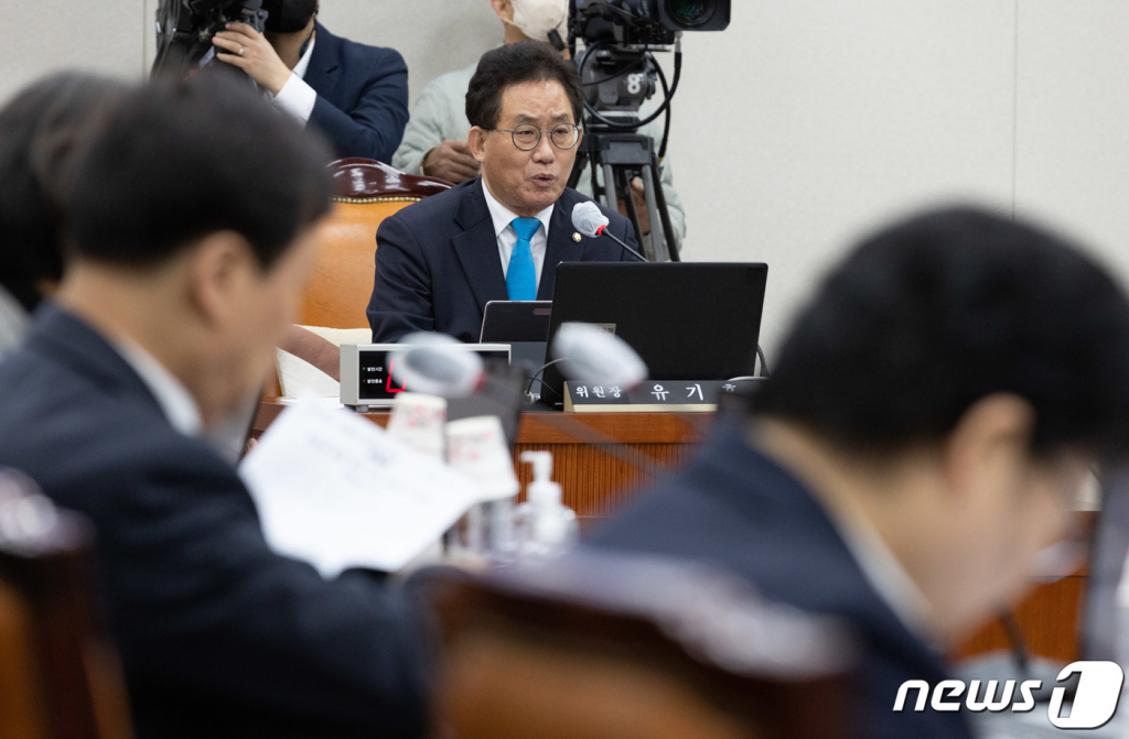 (서울=뉴스1) 이재명 기자 = 유기홍 국회 교육위원회 위원장이 9일 오전 서울 여의도 국회에서 열린 교육위원회 전체회의에서 발언을 하고 있다. 2023.3.9/뉴스1 Copyright ? 뉴스1. All rights reserved. 무단 전재 및 재배포 금지.