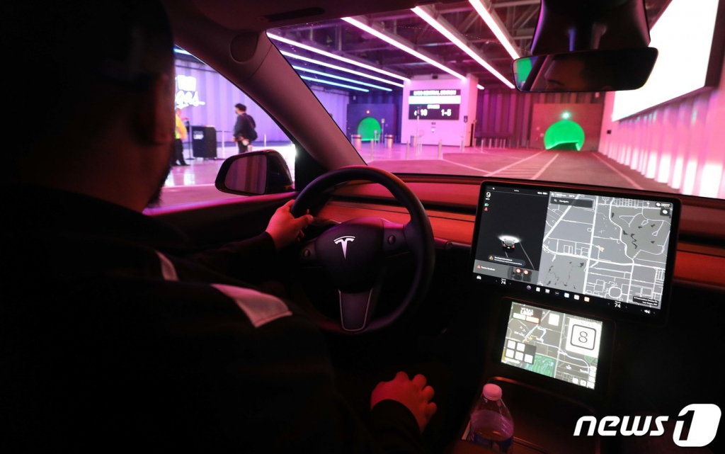 (라스베이거스(미국)=뉴스1) 임세영 기자 = 세계 최대 전자·가전·정보기술(IT) 전시회인 CES 2023 개막을 이틀 앞둔 3일(현지시간) 미국 네바다주 라스베이거스 컨벤션센터에서 지하 터널을 전기차로 이동하는 테슬라의 '베가스루프'가 운영되고 있다. 2023.1.4/뉴스1  Copyright ? 뉴스1. All rights reserved. 무단 전재 및 재배포 금지.