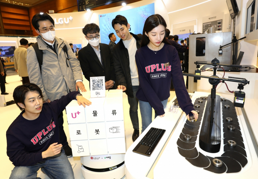 서울 코엑스 '2023 스마트공장·자동화산업전'에 마련된 LG유플러스 스마트팩토리 솔루션 부스. /사진=LG유플러스