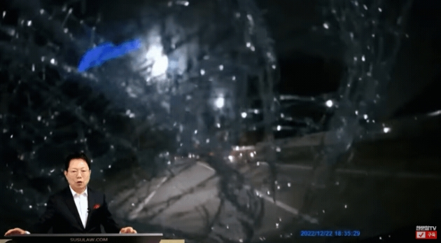 지난해 12월 22일 오후 6시 35분쯤 대전 서구의 한 고속도로에서 운전자를 덮친 고라니. 운전자는 이 사고로 얼굴이 피범벅이 될 정도로 크게 다쳐 병원에 입원해야 했다. /사진=유튜브 채널 '한문철TV' 캡처