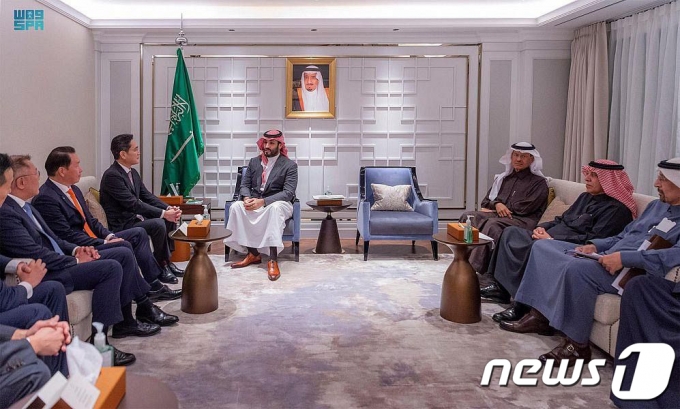 (서울=뉴스1) 신웅수 기자 = 무함마드 빈 살만 사우디아라비아 왕세자가 17일 서울 중구 롯데호텔에서 국내 기업 총수들을 만나 대화하고 있다. (사우디아라비아 국영매체 SPA 홈페이지 캡쳐) 2022.11.17/뉴스1  Copyright ? 뉴스1. All rights reserved. 무단 전재 및 재배포 금지.