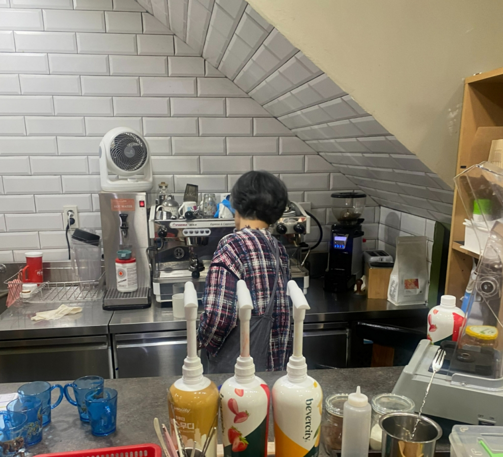 아무런 대가 없이 이 공간을 9년째 지킨다는 것. 그건 웬만한 책임감으로 할 수 있는 일이란 걸 잘 안다. 그의 뒷모습이 커보였다./사진=남형도 기자