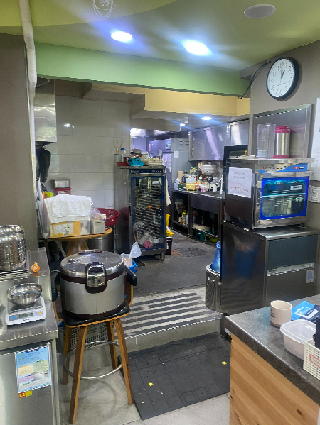 밥 짓는 주방. 큰 밥솥이 따숩고 정겹다./사진=남형도 기자