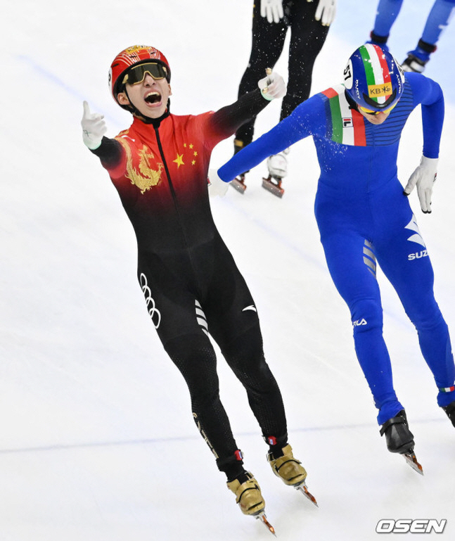 남자 5000m 계주 마지막 주자로 나서 금메달을 확정지속 포효하는 린샤오쥔(왼쪽). /사진=OSEN