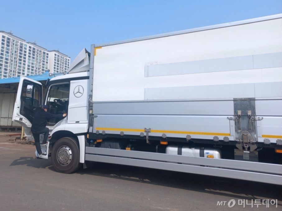 지난 10일 오후 1시20분쯤 서울 양천구 서부 터미널에서 택배 화물차 기사 박정혁씨(가명·73)가 화물차에 탑승하고 있다./사진=김지은 기자