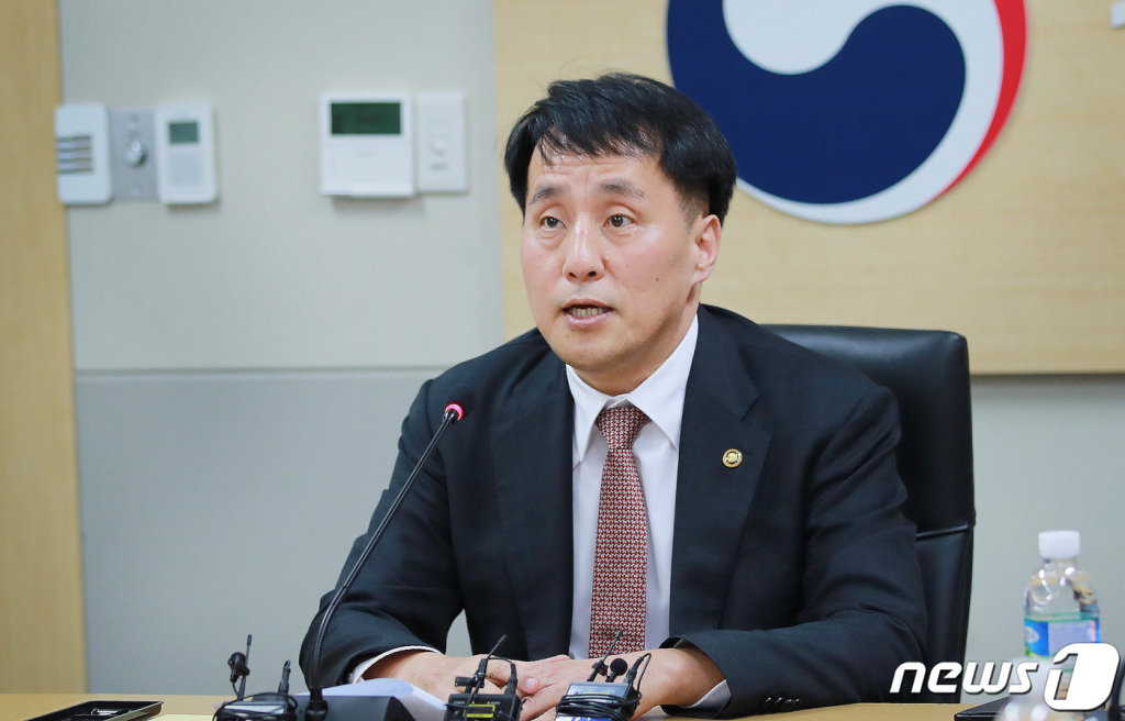 (서울=뉴스1) = 장영진 산업통상자원부 1차관이 13일 오후 정부세종청사 산업부 회의실에서 민관합동 품목별 수출동향 점검회의를 주재하고 있다. (산업통상자원부 제공) 2023.3.13/뉴스1  Copyright ? 뉴스1. All rights reserved. 무단 전재 및 재배포 금지.