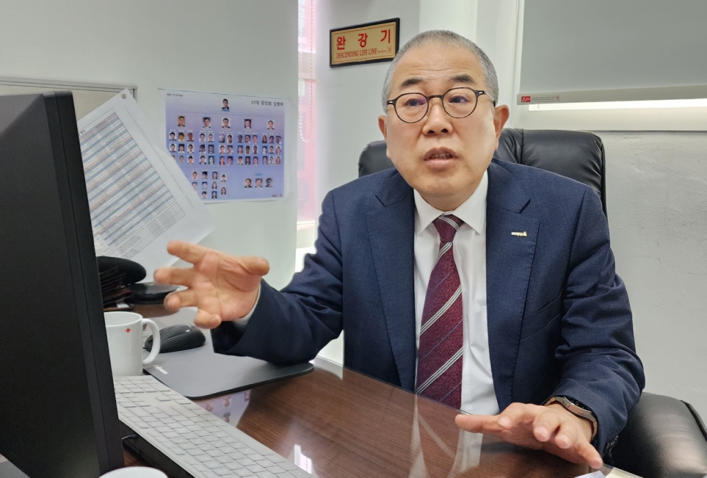 11일 서울 종암로의 대한임상병리사협회장실에서 만난 장인호 대한임상병리사협회장은 "응급구조사가 의료기관 내에서도 심전도 검사 등 업무를 하는 건 불법이며, 국민 건강을 위해 해선 안 될 일"이라고 강조했다. /사진=정심교 기자