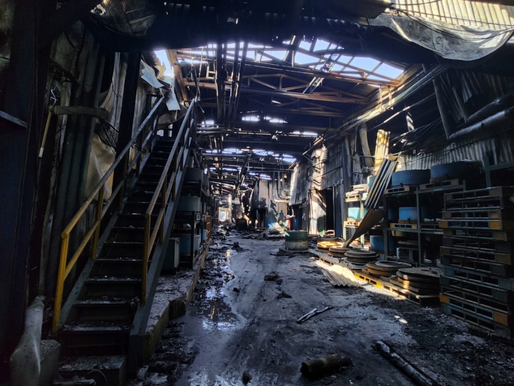 천장이 녹아 내린 2공장 화재 현장. /사진=정한결 기자.