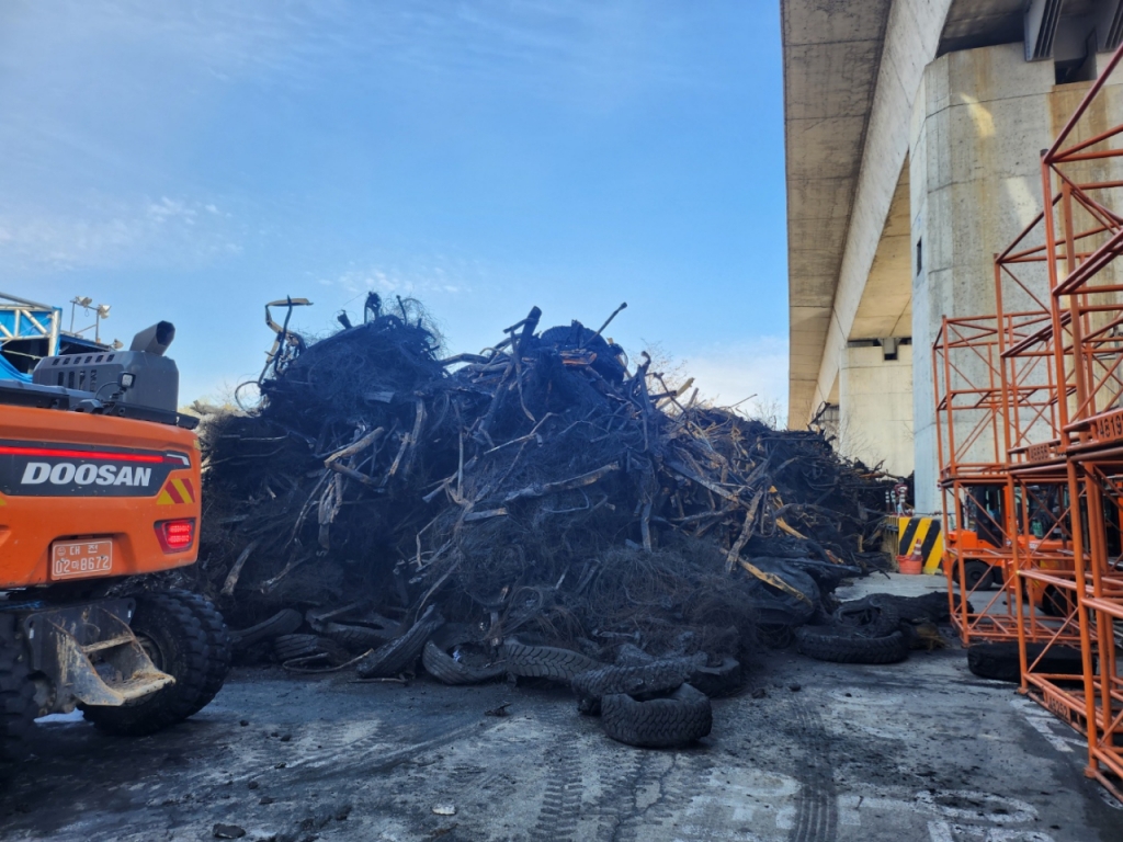 2공장 화재 현장에서 나온 잔해 더미. /사진=정한결 기자.
