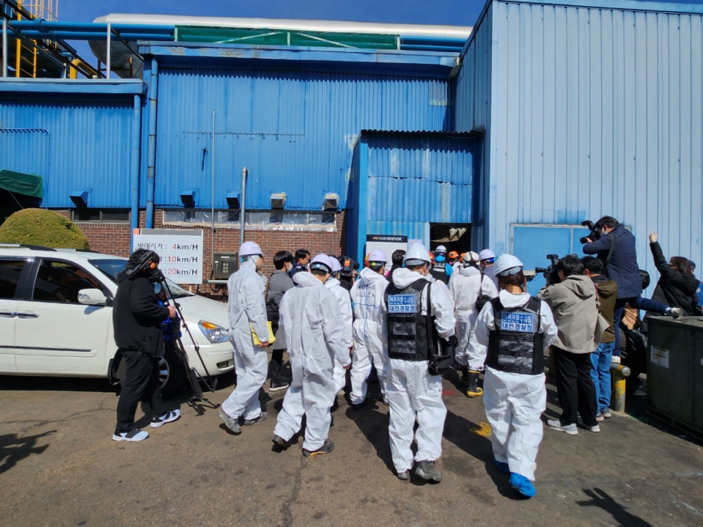 합동감식반이 2공장 화재 현장 조사가 어려워지자 같은 구조인 1공장 조사를 위해 진입하는 모습. /사진=정한결 기자.