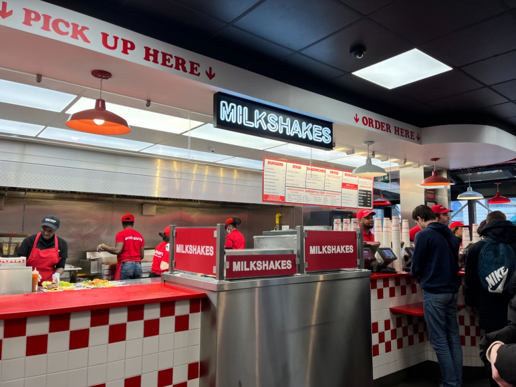 지난 8일 방문한 프랑스 파리 파이브가이즈 매장의 모습/사진= 임찬영 기자