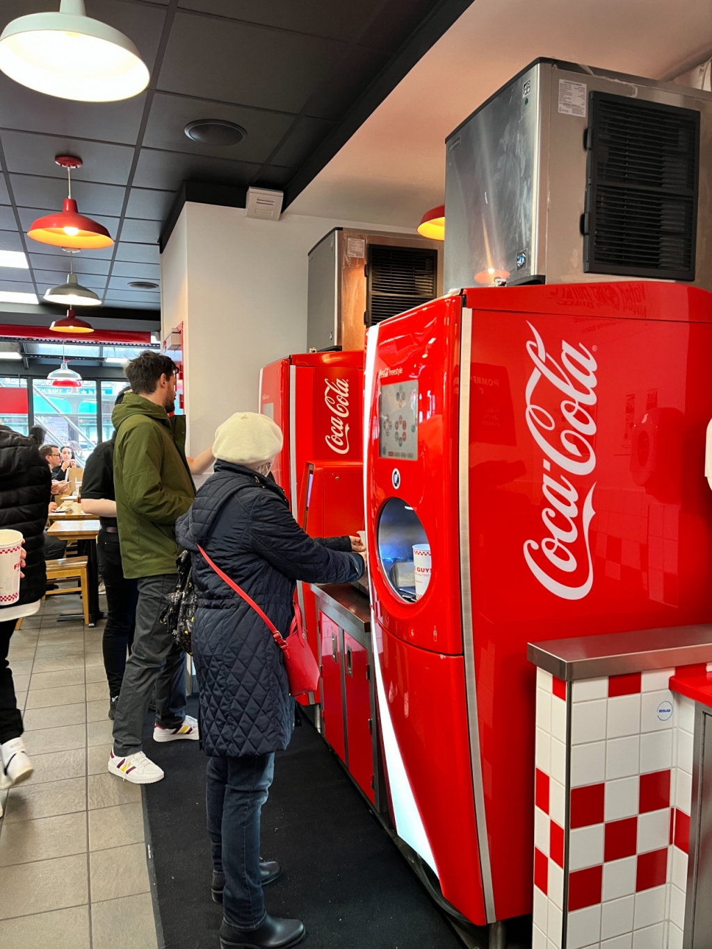 파이브가이즈 매장에 배치된 음료 디스펜서를 통해 주문한 음료를 사는 고객들의 모습/사진= 임찬영 기자