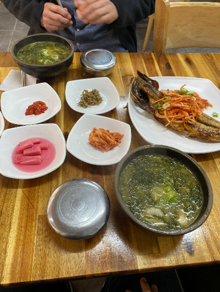 남기상 경감과 함께한 점심식사. 몸국과 고등어구이, 맛있었다./사진=남형도 기자