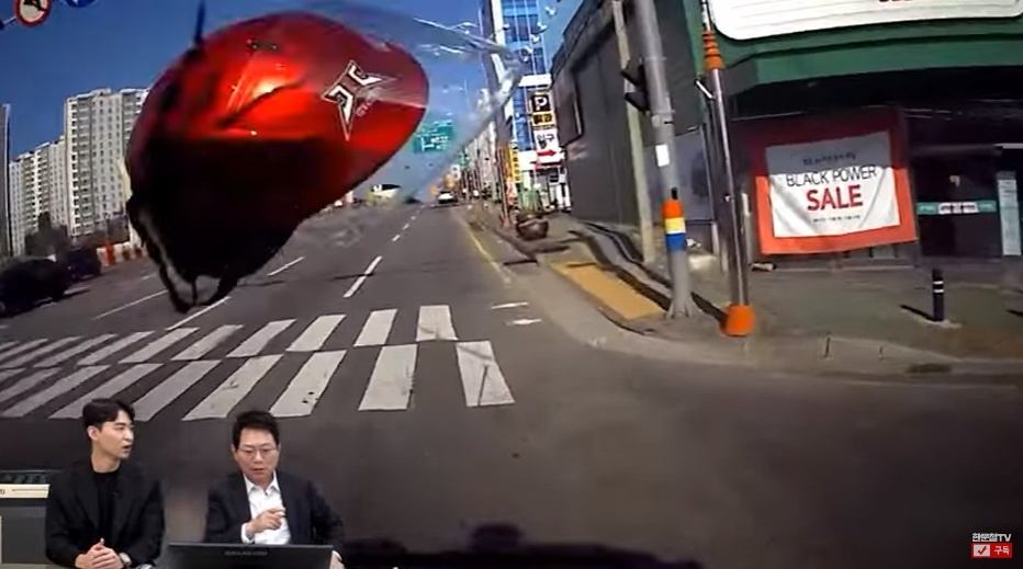 지난 13일 유튜브 채널 한문철TV에는 '천천히 가다가 부딪혀도 사망사고로 이어진 원인은?'이라는 제목의 영상이 올라왔다. /사진=유튜브 채널 한문철TV 갈무리