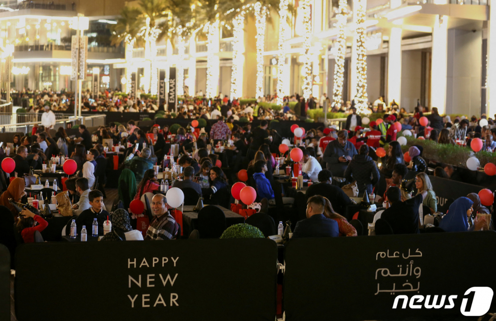 (두바이 로이터=뉴스1) 김성식 기자 = 31일(현지시간) 아랍에미리트(UAE) 두바이에서 새해를 맞이하려는 시민들과 관광객들이 부르즈 할리파 앞 두바이몰 일대를 가득 메운 모습이다. 2022.12.31.  ⓒ 로이터=뉴스1  Copyright ? 뉴스1. All rights reserved. 무단 전재 및 재배포 금지.