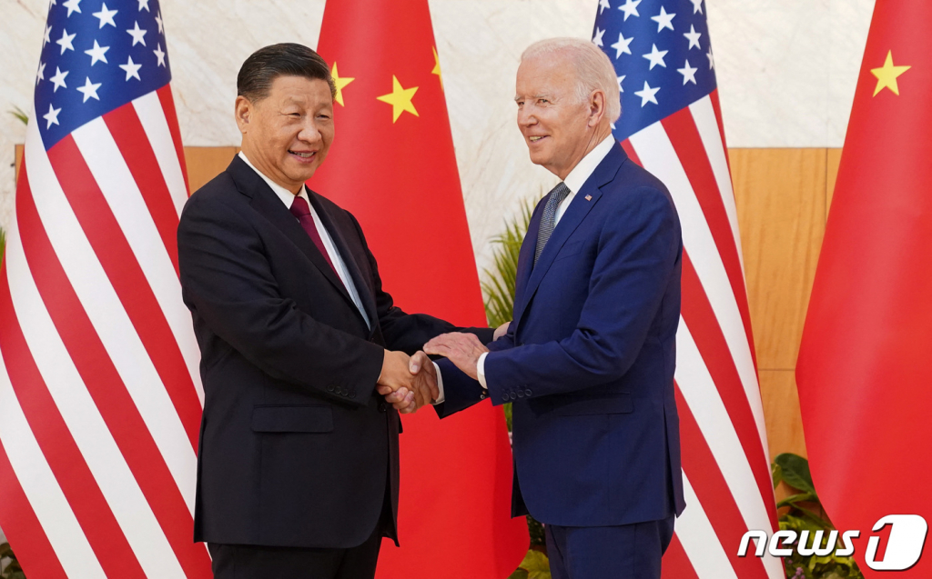 (로이터=뉴스1) 정윤영 기자 = 조 바이든 미국 대통령과 시진핑 중국 국가주석이 14일(현지시간) 인도네시아 발리에서 미중 대면 정상회담에 앞서 악수를 하고 있다. 바이든 대통령은 지난해 1월 취임 이래 시 주석과 5차례 전화통화나 화상회담을 했지만 정상으로서 직접 만나는 건 이번이 처음이다.   ⓒ 로이터=뉴스1  Copyright ? 뉴스1. All rights reserved. 무단 전재 및 재배포 금지.