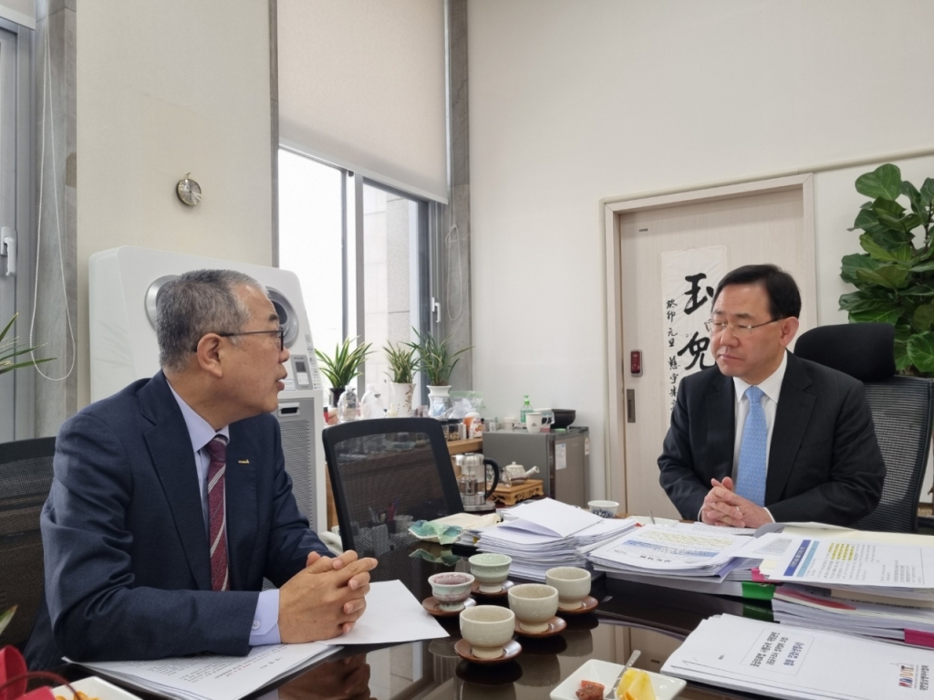 장인호(왼쪽) 대한임상병리사협회장이 17일 주호영(오른쪽) 국민의힘 원내대표를 만나 응급구조사 업무 범위 확대 조정안이 부당하다고 호소하고 있다. /사진=대한임상병리사협회 