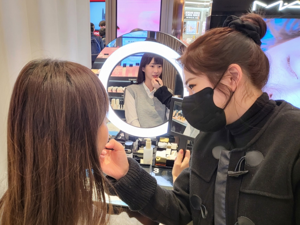 롯데백화점 매장에서 일대일 맞춤 서비스를 받고 있는 고객의 모습/사진제공=롯데백화점