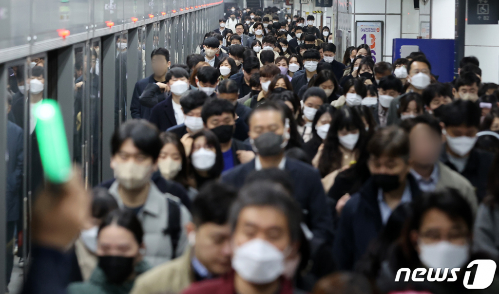 (서울=뉴스1) 조태형 기자 = 지하철·버스 등 대중교통에 대한 마스크 착용 의무 해제 첫날인 20일 서울 종로구 광화문역에서 대다수의 시민들이 마스크를 착용한 채 지하철을 이용하고 있다.  앞서 서울시는 "20일부터 대중교통 수단의 마스크 착용이 '의무'에서 '권고'로 조정된다"며 "특히 출퇴근 등 혼잡시간대 이용 시에는 적극 권고된다"고 말했다. 2023.3.20/뉴스1  Copyright ? 뉴스1. All rights reserved. 무단 전재 및 재배포 금지.