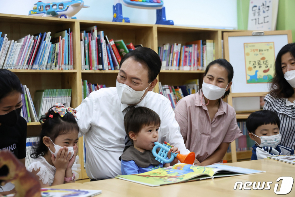 (서울=뉴스1) 안은나 기자 = 윤석열 대통령이 30일 오전 서울 구로구 가족센터를 찾아 공동육아나눔터에 참여한 가족들과 대화의 시간을 갖고 있다. 이번 방문은 다문화·한부모 등 소외·취약가족 지원시설을 찾아 애로사항을 경청하고 현장 관계자들을 격려하기 위해 마련됐다. (대통령실 제공) 2022.8.30/뉴스1  Copyright ? 뉴스1. All rights reserved. 무단 전재 및 재배포 금지.
