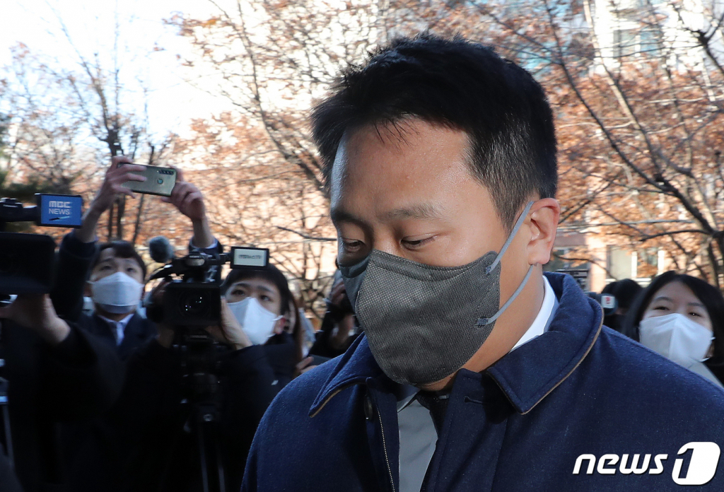 (서울=뉴스1) 김진환 기자 = 테라·루나 폭락 사태와 관련해 자본시장법 위반 등 혐의를 받는 신현성 차이코퍼레이션 총괄대표가 2일 오전 서울 양천구 서울남부지법에서 열린 영장실질심사에 출석하고 있다. 2022.12.2/뉴스1 Copyright ? 뉴스1. All rights reserved. 무단 전재 및 재배포 금지.