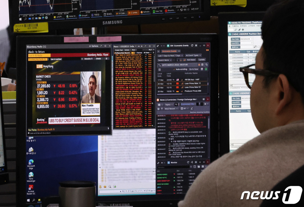 (서울=뉴스1) 구윤성 기자 = 20일 오전 서울 중구 하나은행 명동점 딜링룸에서 직원이 UBS의 크레디트스위스(CS) 인수 관련 뉴스를 살피고 있다. 스위스 최대 금융기관 UBS는 미국 실리콘밸리은행(SVB) 파산 여파로 위기에 빠진 세계적 투자은행 CS를 32억 달러에 인수했다. 2023.3.20/뉴스1  Copyright ? 뉴스1. All rights reserved. 무단 전재 및 재배포 금지.