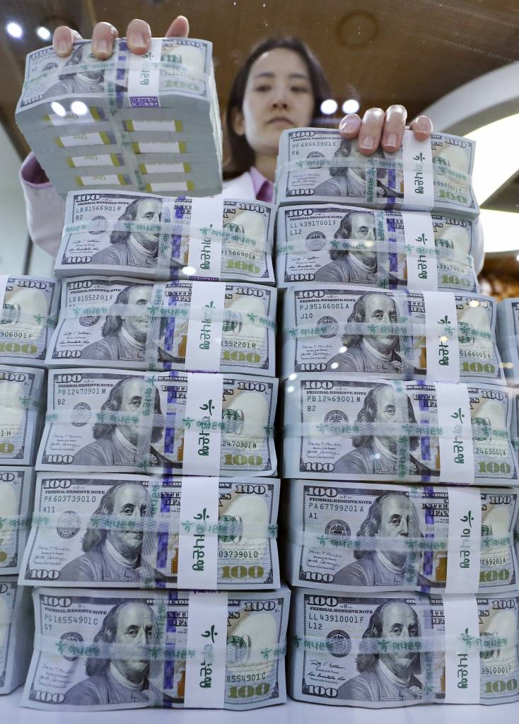 [서울=뉴시스] 최진석 기자 = 달러화가 약세를 보이면서 지난달 외환보유액이 68억 달러 가량 늘어나는 등 3개월 연속 증가 흐름이 이어지고 있다. 한국은행이 3일 발표한 '2023년 1월말 외환보유액'에 따르면 지난달 말 우리나라의 외환보유액은 4299억7000 달러로 전월말(4231억6000만 달러)보다 68억1000만 달러 증가했다. 지난해 11월에 이어 석 달 연속 증가세다.  사진은 이날 오후 서울 명동 하나은행 위변조대응센터에서 직원이 달러화를 옮기는 모습. 2023.02.03.