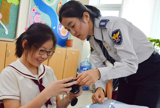 은평경찰서 학교전담경찰관(SPO)이 지난 2014년 9월 22일 오전 서울 은평구 소재 예일초등학교를 방문, 신학기 초 학교 폭력 예방 및 근절을 위한 학교폭력 집중 예방 교육을 하고 있다. /사진=뉴스1