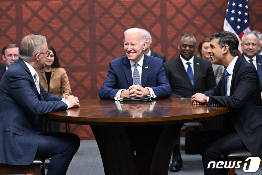 조 바이든 미국 대통령(가운데)이 13일(현지시간) 캘리포니아주 샌디에이고의 포인트 로마 해군기지에서 리시 수낵 영국 총리(오른쪽), 앤서니 앨버니지 호주 총리(왼쪽)와 오커스(AUKUS) 정상회의를 하고 있다. /AFPBBNews=뉴스1