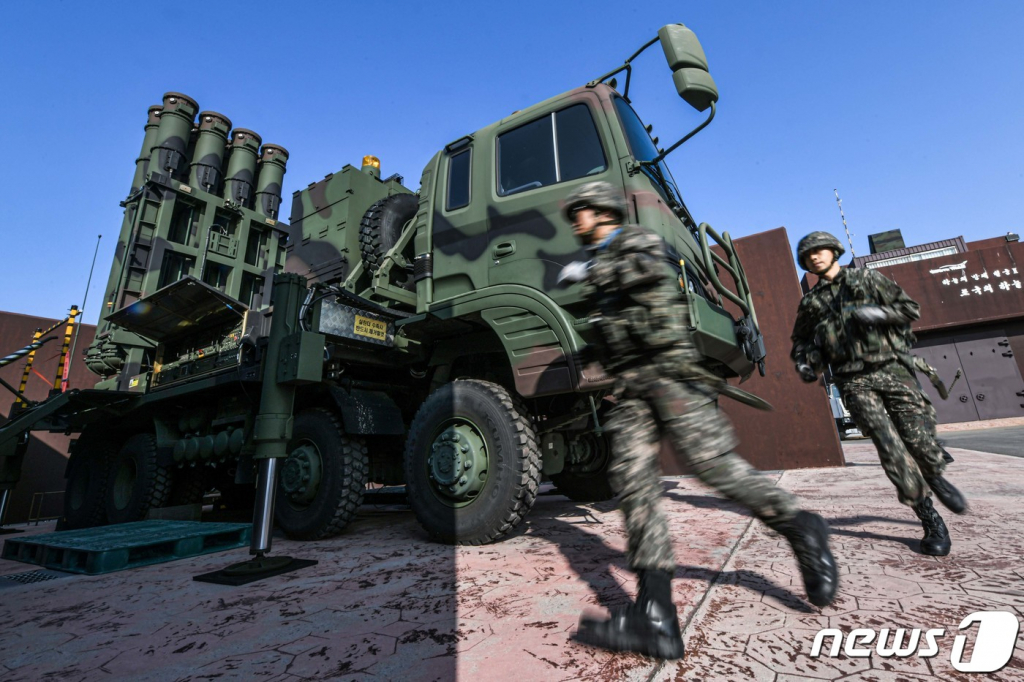 (서울=뉴스1) = 공군은 호국훈련의 일환으로 ‘전구탄도탄 대응훈련’을 실시했다고 27일 밝혔다.   ‘전구탄도탄 대응훈련’은 적의 탄도탄 발사 상황 발생 시 국가 주요 자산과 군사시설을 방어하고 기지 생존성 강화를 위해 실시하는 훈련이다. 훈련에 참가한 천궁 포대 작전요원들이 천궁-Ⅱ 발사대로 신속하게 이동하고 있다. (공군 제공) 2022.10.27/뉴스1  Copyright ? 뉴스1. All rights reserved. 무단 전재 및 재배포 금지.