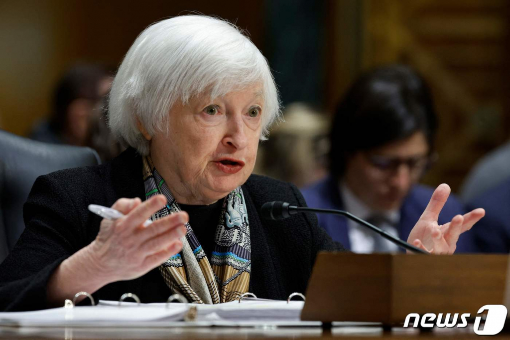 (워싱턴 AFP=뉴스1) 우동명 기자 = 재닛 옐런 미국 재무장관이 16일(현지시간) 워싱턴 의사당의 상원 금융위 청문회 에 출석해 SVB 붕괴 사태와 관련, 미국의 금융 시스템은 건재하다며 예금을 필요로 할 때 인출 가능하다는 것에 확신을 가져도 좋다고 밝히고 있다. ⓒ AFP=뉴스1 Copyright ? 뉴스1. All rights reserved. 무단 전재 및 재배포 금지.