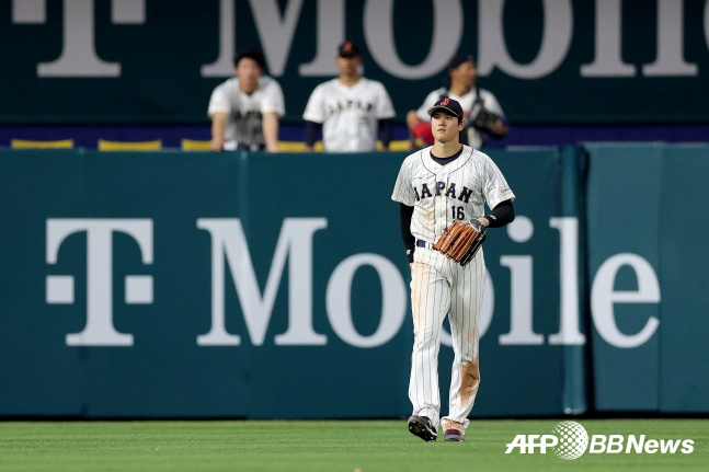 오타니 쇼헤이가 22일(한국시간) 미국 플로리다주 마이애미 론디포 파크에서 열린 미국 야구 대표팀과 2023 월드베이스볼클래식(WBC) 결승전에서 투수로 등판하기 위해 볼펜에서 걸어 나오고 있다./AFPBBNews=뉴스1