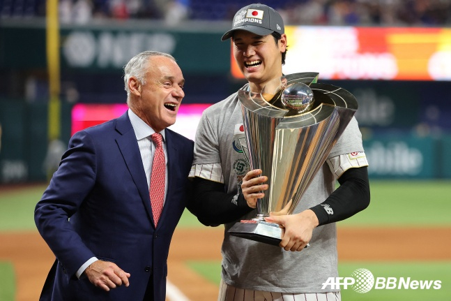 오타니 쇼헤이(오른쪽)가 22일(한국시간) 미국 플로리다주 마이애미 론디포 파크에서 열린 미국 야구 대표팀과 2023 월드베이스볼클래식(WBC) 우승 후 MVP를 수상하고 미소 짓고 있다. /AFPBBNews=뉴스1