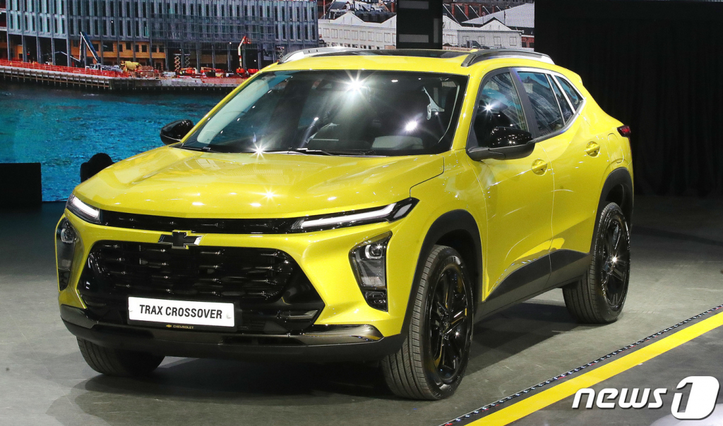(고양=뉴스1) 임세영 기자 = 22일 경기 고양시 킨텍스에서 열린 쉐보레 '트랙스 크로스오버' 신차 발표회에서 '트랙스 크로스오버'가  공개되고 있다.  트랙스 크로스오버 파워트레인은 GM의 신형 1.2ℓ E-터보 프라임 엔진이 탑재됐으며 최고출력 139마력, 최대 토크 22.4㎏·m의 준수한 퍼포먼스를 보인다. 2023.3.22/뉴스1  Copyright ? 뉴스1. All rights reserved. 무단 전재 및 재배포 금지.