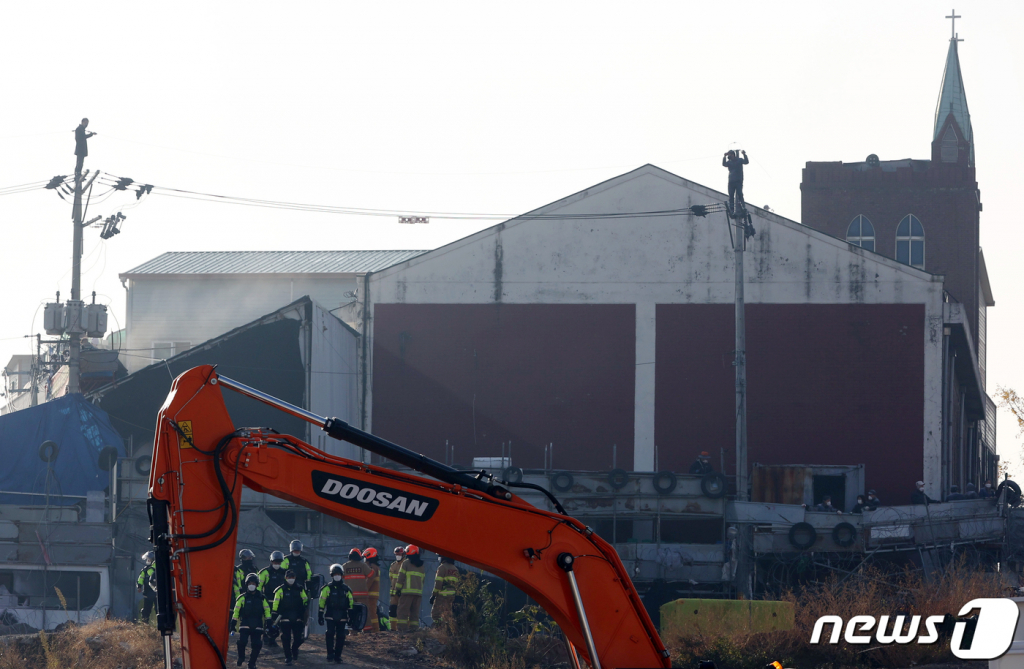 (서울=뉴스1) 이재명 기자 = 15일 오전 서울 성북구 사랑제일교회에서 6차 명도집행에 나선 집행 인력과 경찰 등이 철수하고 있다. 2021.11.15/뉴스1  