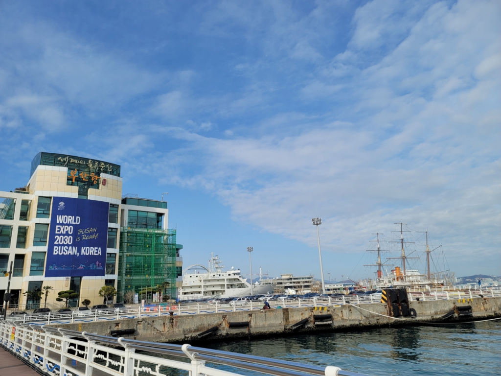 부산 북항 입구에 부산엑스포 홍보 플래카드가 걸려있다./사진=정진우 기자