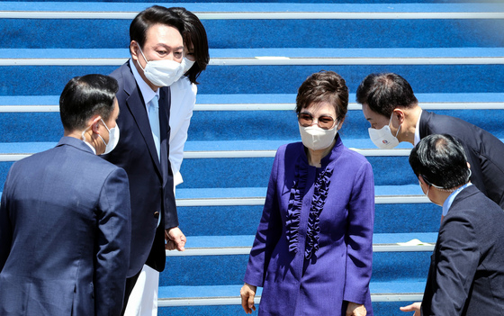 (서울=뉴스1) 국회사진취재단 = 윤석열 대통령과 부인 김건희 여사가 10일 오전 서울 여의도 국회에서 열린 제20대 대통령 취임식을 마친 후 박근혜 전 대통령과 인사하고 있다. 2022.5.10/뉴스1