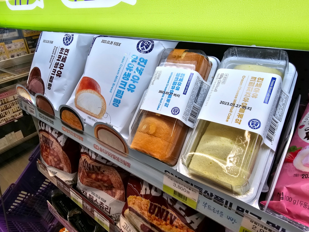 편의점 CU에서 판매하고 있는 '연세우유 롤케이크'의 모습. 중소 제조사 '참조은'과 CU가 협업해 제작한 상품이다./사진제공= BGF리테일