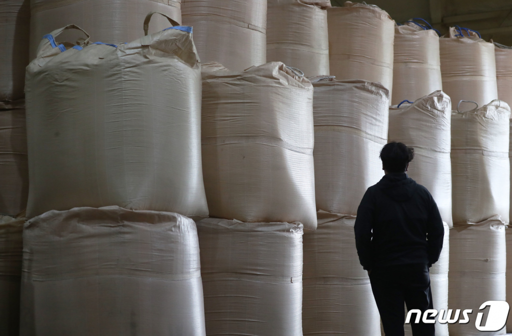 과잉 생산된 쌀을 정부가 의무적으로 매입하는 내용의 양곡관리법 개정안이 국회 본회의에서 통과한 23일 오후 경기도의 한 저온저장고에서 관계자가 수매 후 보관중인 쌀을 바라보고 있다./사진=뉴스1