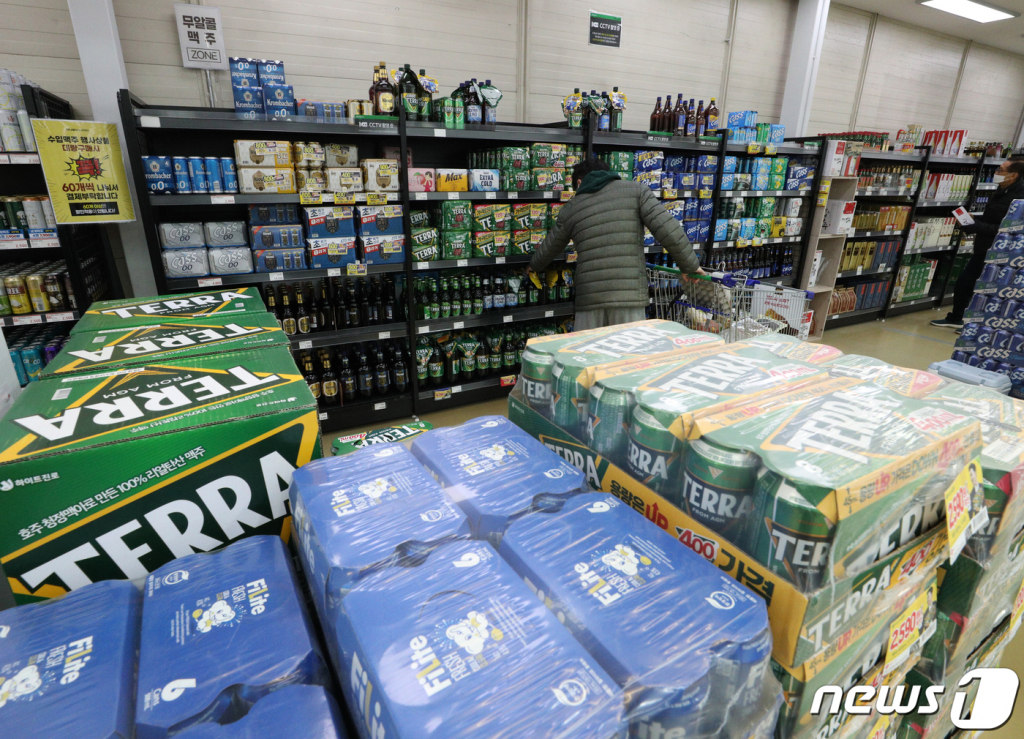 (서울의 한 대형마트에서 시민들이 주류를 고르고 있다.  /사진제공=뉴스1