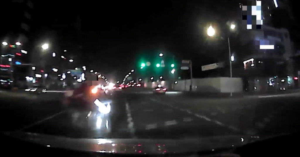 지난 4일 관악구 난곡동 난곡사거리. 음주상태로 오토바이를 몰던 E씨가 신호를 위반해 좌회전하다 직진 신호를 따라 주행하던 차량에 충돌하기 직전의 모습. E씨는 이 사고로 사망했다./사진=서울 관악경찰서 제공