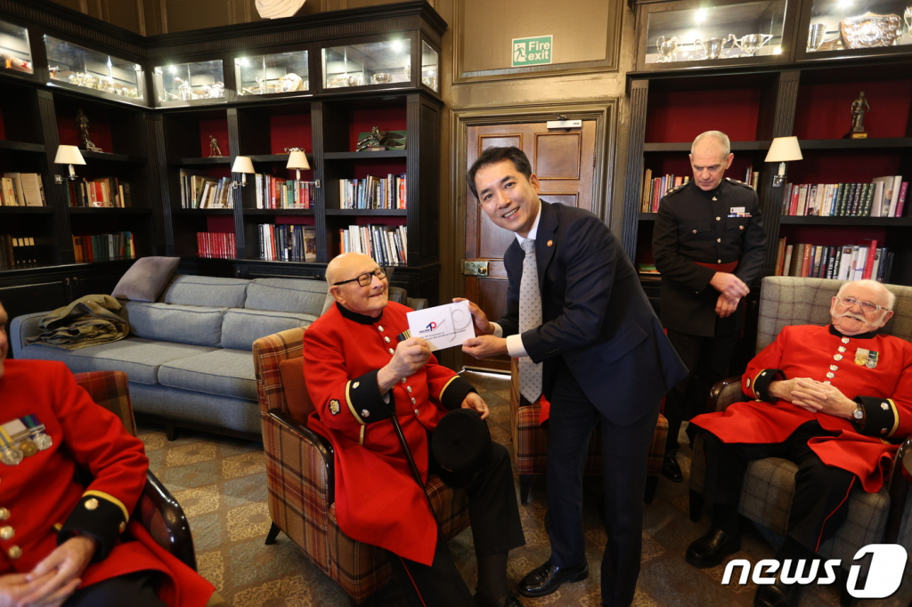 (런던=뉴스1) = 영국 런던 첼시왕립병원을 방문한 박민식 국가보훈처장이 3일(현지시간) 영국 브리티시 갓 탤런트에서 우승한 콜린 태커리 6.25전쟁 참전용사에게 오는 7월 정전70주년 기념식 공식 초청장을 전달하고 있다. (국가보훈처 제공) 2023.2.5/뉴스1  Copyright ? 뉴스1. All rights reserved. 무단 전재 및 재배포 금지.