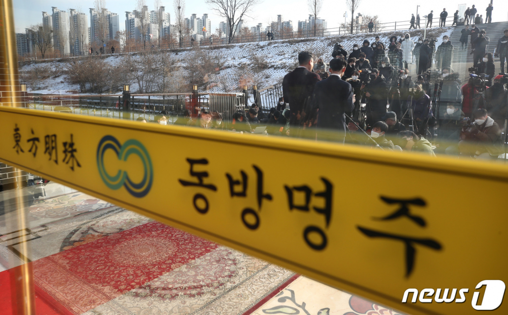  중국 '비밀 경찰서' 운영 의혹을 받는 중식당 동방명주 대표 왕해군 씨가 29일 서울 송파구 동방명주 앞에서 의혹과 관련한 입장을 밝히고 있다./사진=뉴스1