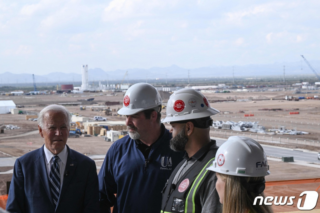 (피닉스 AFP=뉴스1) 우동명 기자 = 조 바이든 미국 대통령이 6일(현지시간) 애리조나주 피닉스에 있는 대만 반도체 기업 TSMC의 공장 기공식에 참석을 하고 있다.  ⓒ AFP=뉴스1  Copyright ? 뉴스1. All rights reserved. 무단 전재 및 재배포 금지.