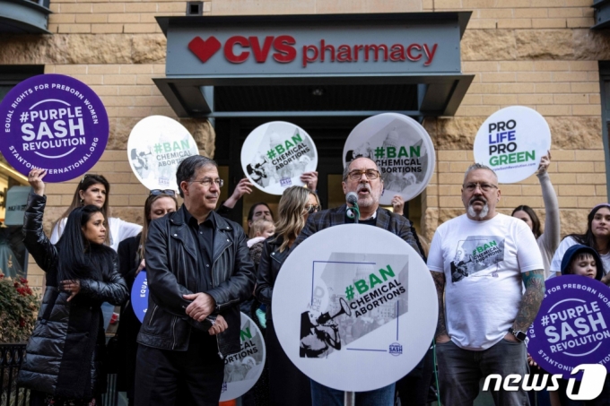 (워싱턴 AFP=뉴스1) 김성식 기자 = 18일(현지시간) 미국 워싱턴 DC에서 시민단체 '크리스천 디펜스 연합' 주최로 동네 약국에서의 낙태약 판매에 반대하는 집회가 열린 가운데 패트릭 마호니 목사가 발언을 하고 있다. 이달 초 미 식품의약국(FDA)은 처방전이 있는 시민들에게 편의점 약국을 제외한 소매 약국에서 낙태약을 판매할 수 있도록 허용했다. 2023.1.18.  ⓒ AFP=뉴스1  Copyright ? 뉴스1. All rights reserved. 무단 전재 및 재배포 금지.