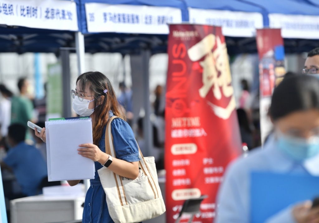 일자리를 찾고 있는 중국 대학생. / 사진 = 시나뉴스