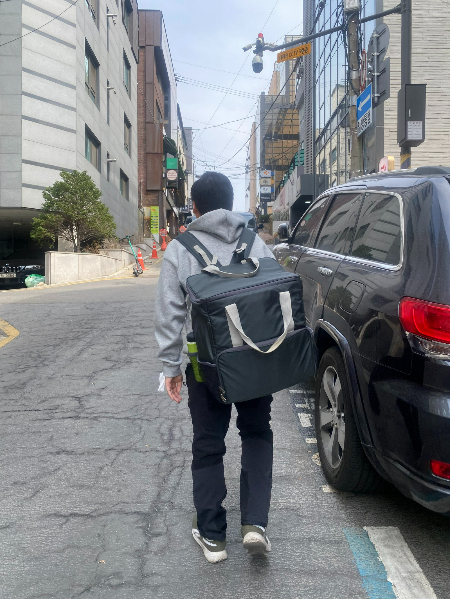 오르막길을 걷는 이재찬씨./사진=남형도 기자