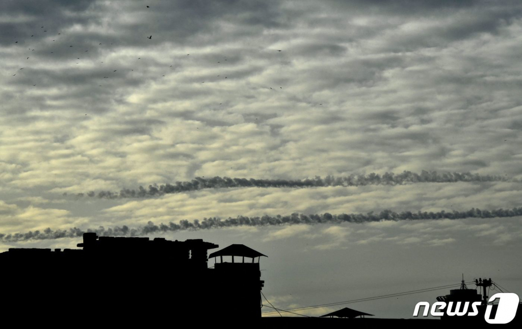 (키이우 AFP=뉴스1) 우동명 기자 = 29일(현지시간) 우크라이나 키이우 상공에 러시아 군이 발사한 미사일의 궤적이 보인다.  ⓒ AFP=뉴스1  Copyright ? 뉴스1. All rights reserved. 무단 전재 및 재배포 금지.