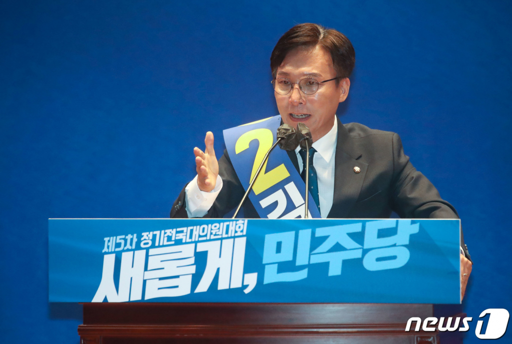 (서울=뉴스1) 이재명 기자 = 김민석 더불어민주당 당대표 예비후보가 지난 2022년 서울 여의도 국회 의원회관에서 열린 당시 더불어민주당 당대표 및 최고위원 선출을 위한 예비경선대회에서 정견을 발표하고 있는 모습. (공동취재) 2022.7.28/뉴스1  Copyright ? 뉴스1. All rights reserved. 무단 전재 및 재배포 금지.