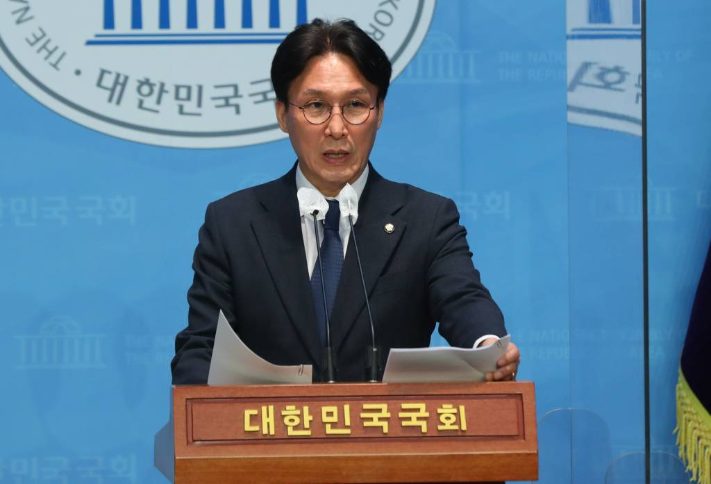 [서울=뉴시스] 추상철 기자 = 김민석 더불어민주당 의원이 22일 오전 서울 여의도 국회에서 금융권의 이자 문제와 관련 해결책 마련을 요구하는 기자회견을 하고 있다. 2023.02.22.